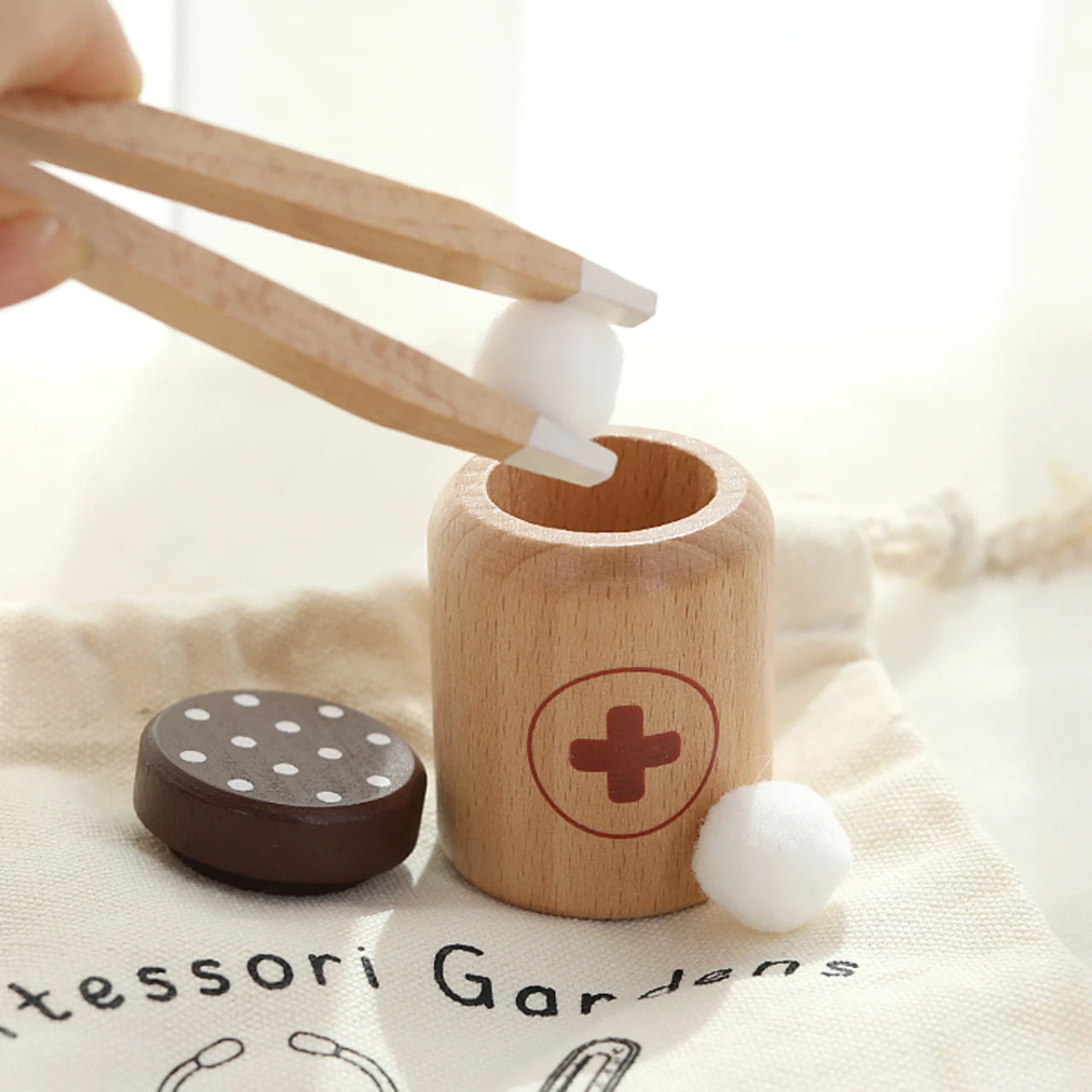  Children playing house simulation, doctors, nurses, stethoscopes, medical kits, syringes, toy sets, wooden boys and girls #